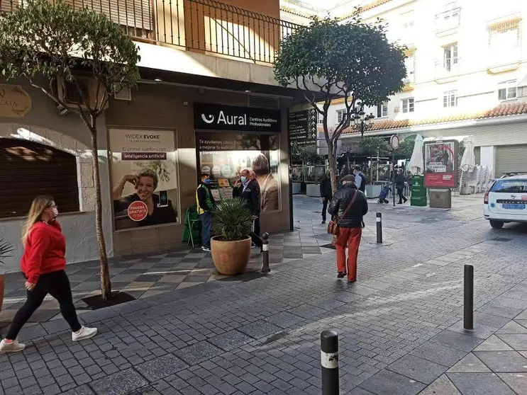 Ciudadanos con mascarillas, por el centro de la ciudad.