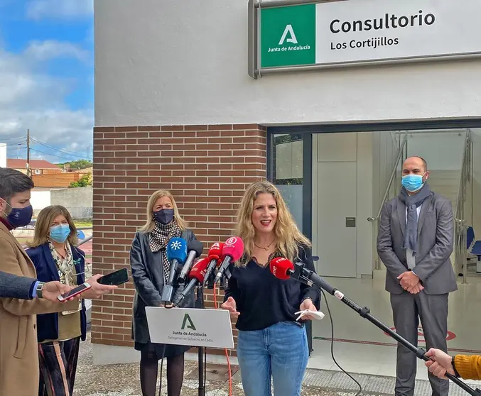 Ana Mestre comparece en la puerta del nuevo centro de salud.
