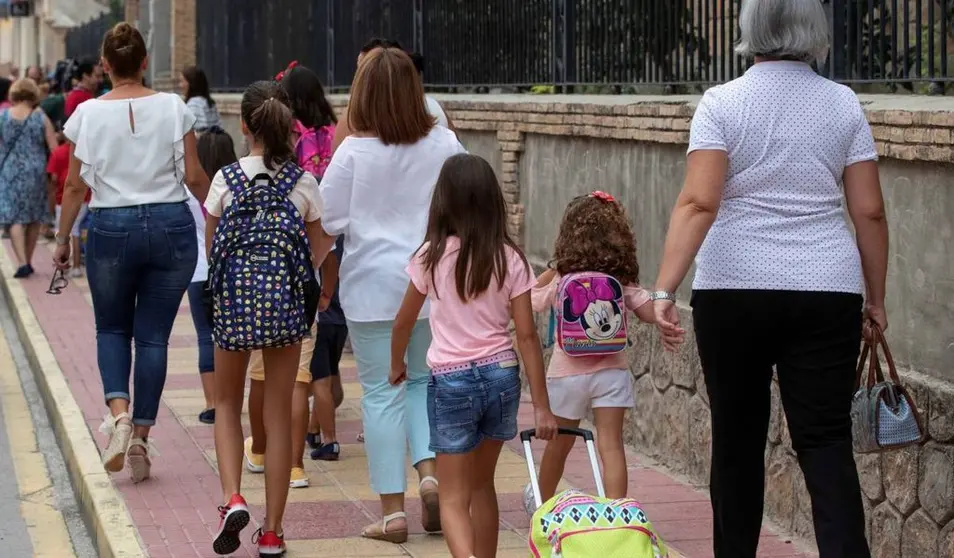 padres llevan a sus hijos al colegio