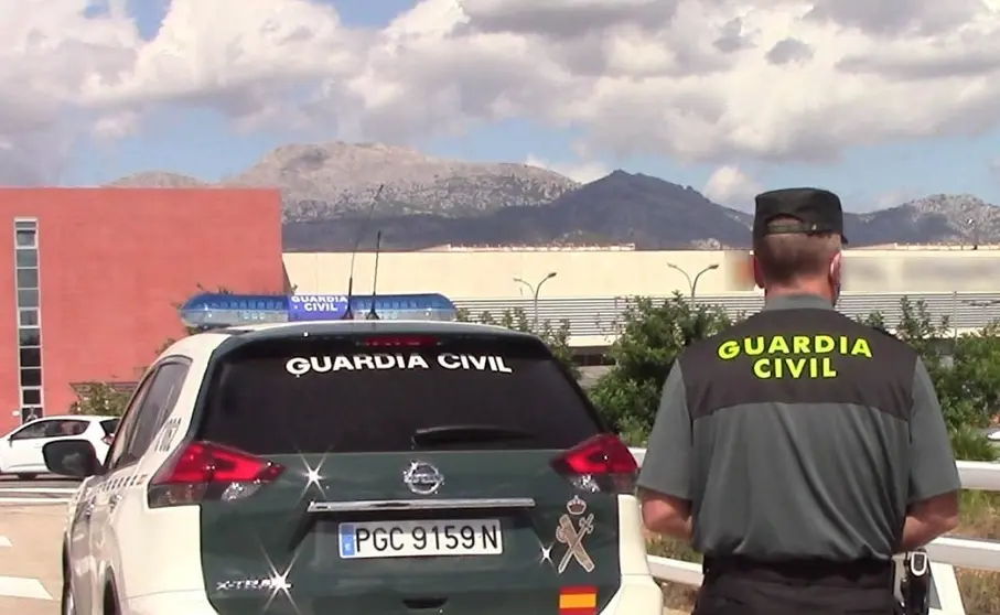 EuropaPress_3528774_vehiculo_guardia_civil_agente_espaldas