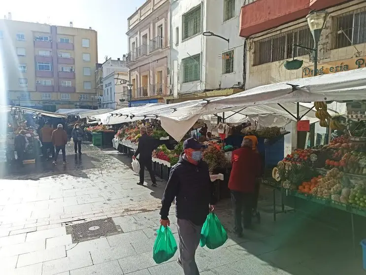 Ciudadanos, con mascarillas en el mercado.