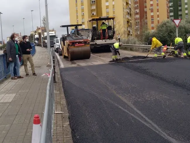 Operarios trabajan en la zona.