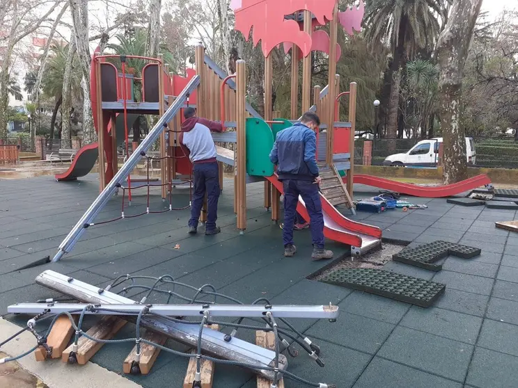 Operarios trabajan en el parque infantil.