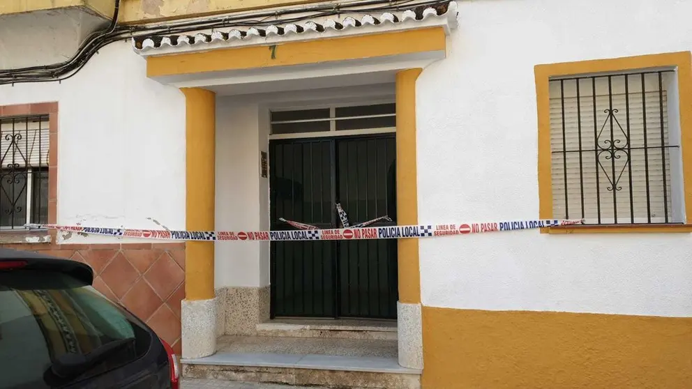 Portal precintado en la avenida Andaluc&iacute;a.