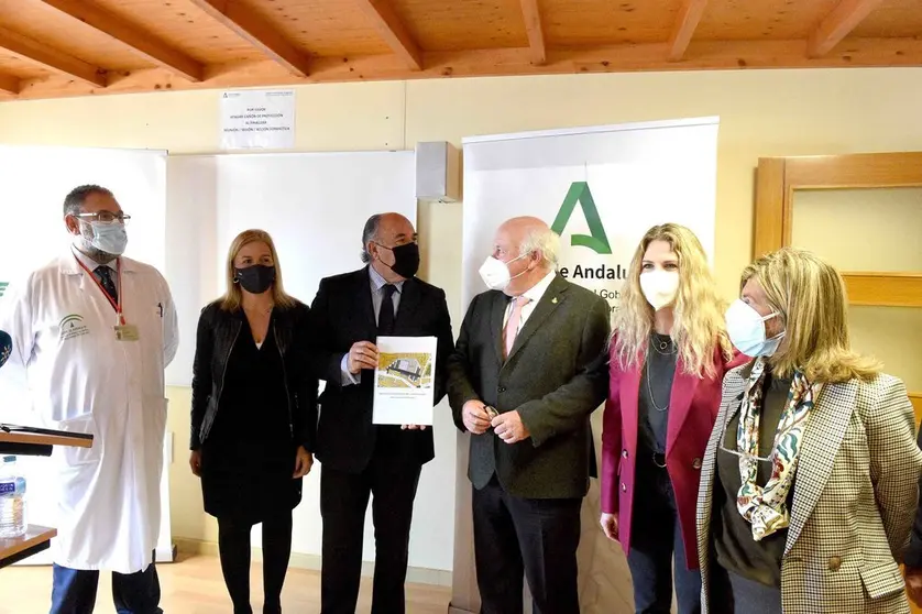 El alcalde entrega al consejero Aguirre el dossier relativo al nuevo centro de salud de La Bajadilla.
