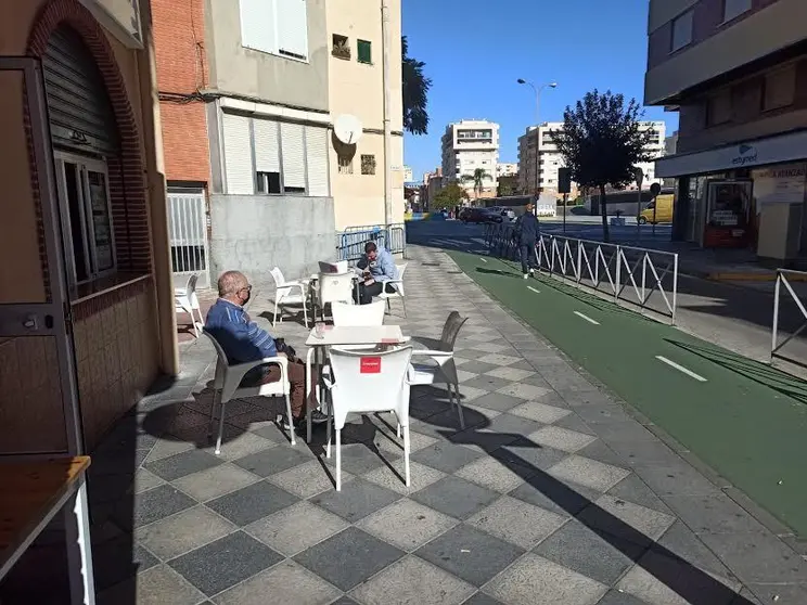 Un hombre, en una terraza.