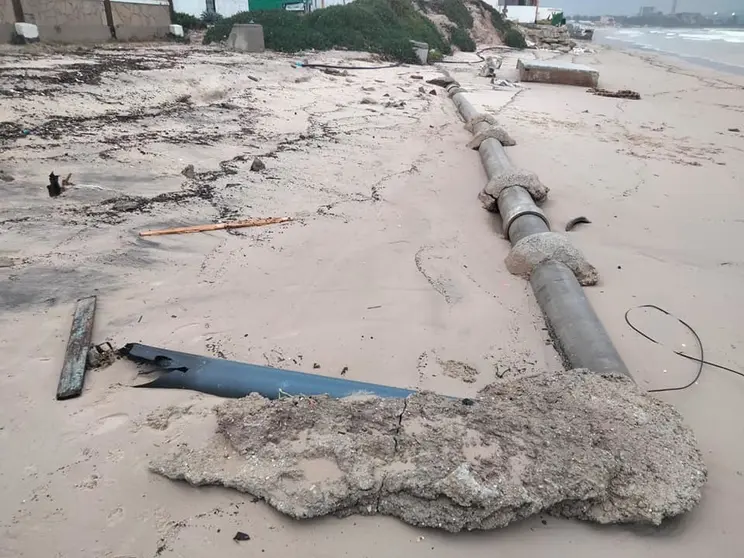 Tuber&iacute;as al descubierto en la playa.