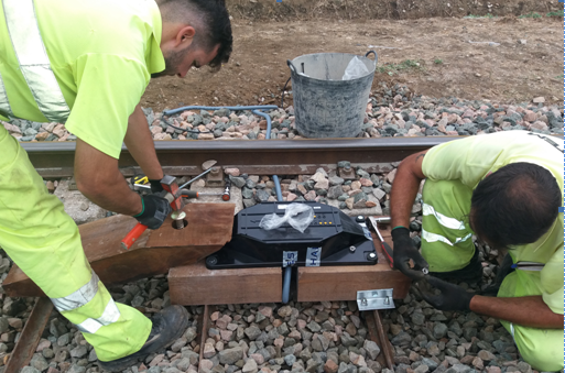 Operarios instalan una baliza de ASFA, en Castellar de la Frontera.