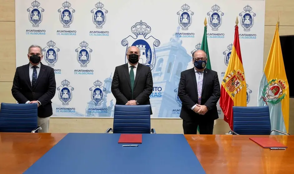 Mu&ntilde;oz, Landaluce y Delgado, durante la firma.