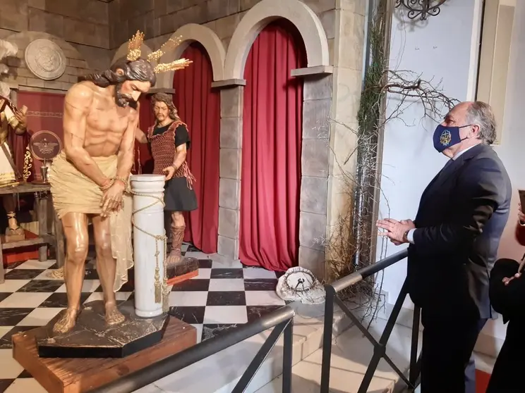 El alcalde contempla una imagen.