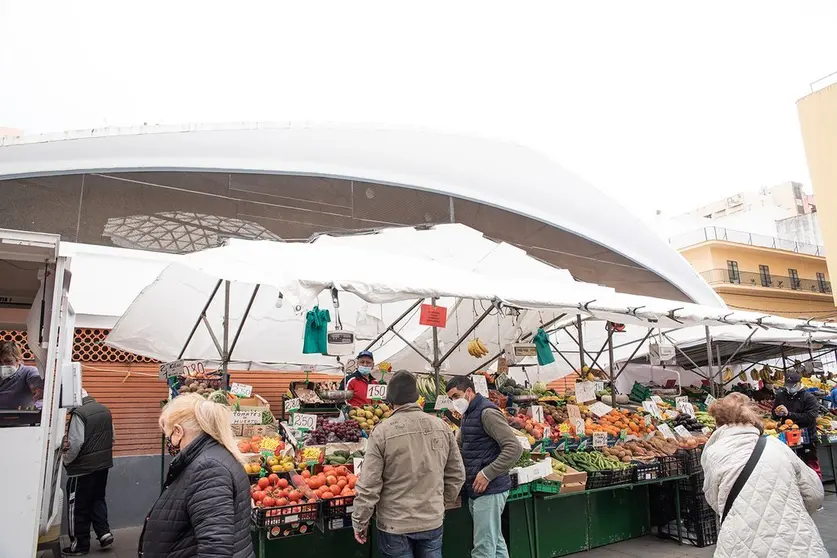 Ciudadanos realizan la compra en el mercado.