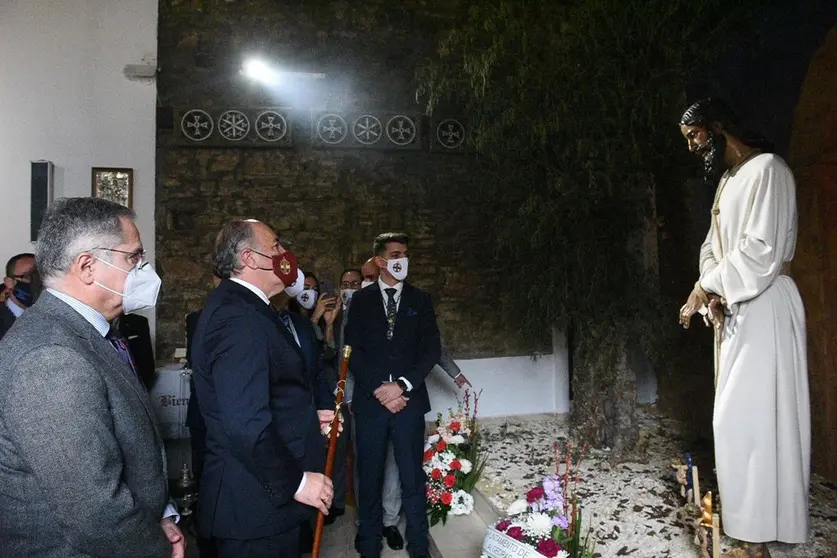 Landaluce entrega el bast&oacute;n de mando al Medinaceli.