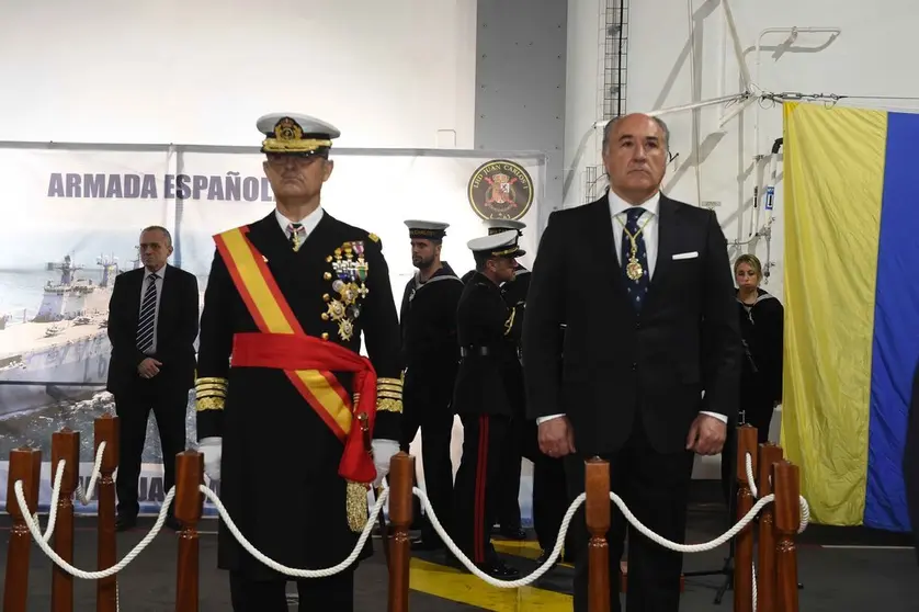 El alcalde, junto al anterior almirante jefe de la Flota, en la Jura de Bandera Civil de 2019.