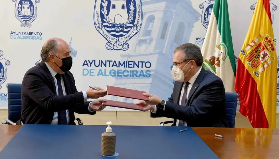 Landaluce y Feoy, durante la firma.