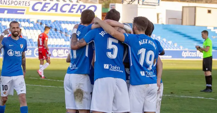 el linares celebra un gol