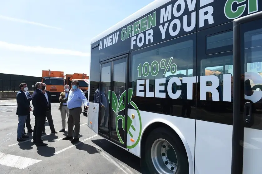 Landaluce, Mu&ntilde;oz y Ros junto al autob&uacute;s cien por cien el&eacute;ctrico.