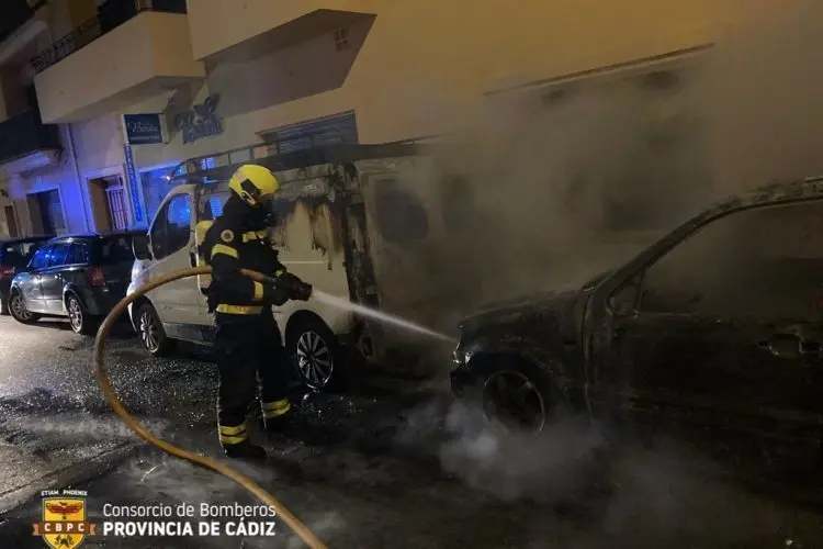 Bomberos en la actuaci&oacute;n.