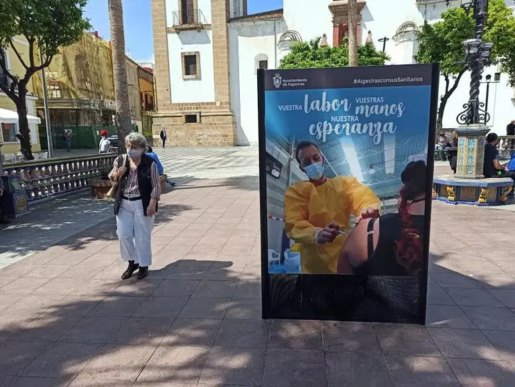 Mujer pasea por la Plaza Alta.