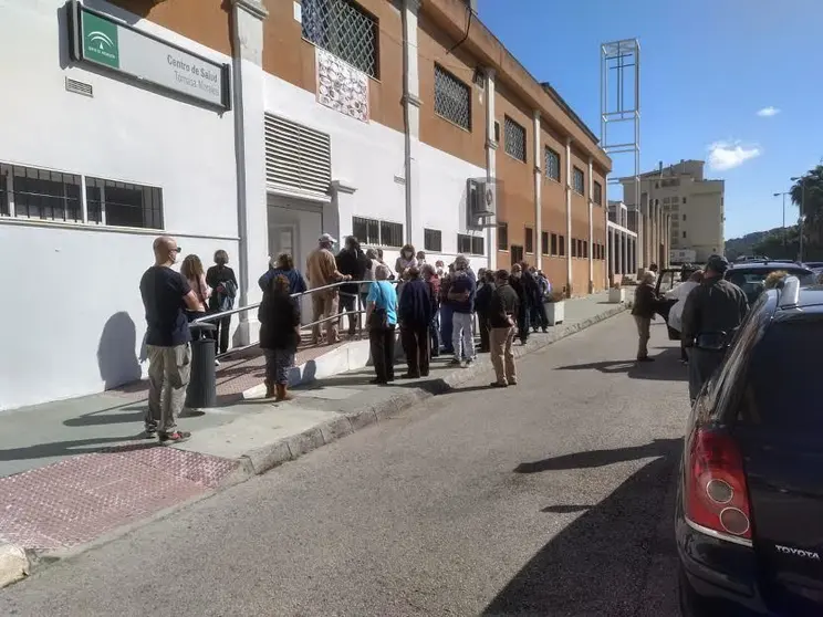 Colas a las puertas del centro de salud de Cortijo de Vides.