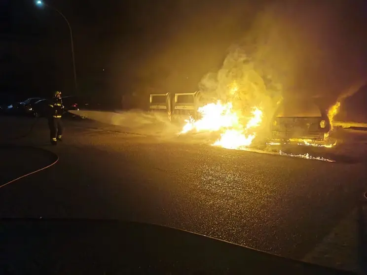 Quema de mobiliario en la madrugada del lunes.