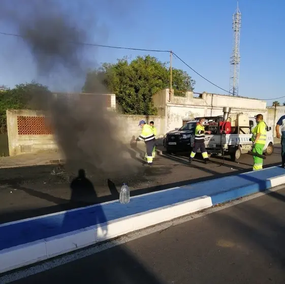 Operarios trabajan en la limpieza de calles, tras los disturbios.