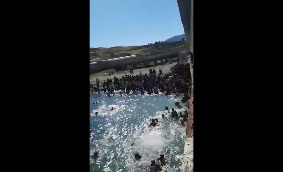 inmigrantres cruzando a nado