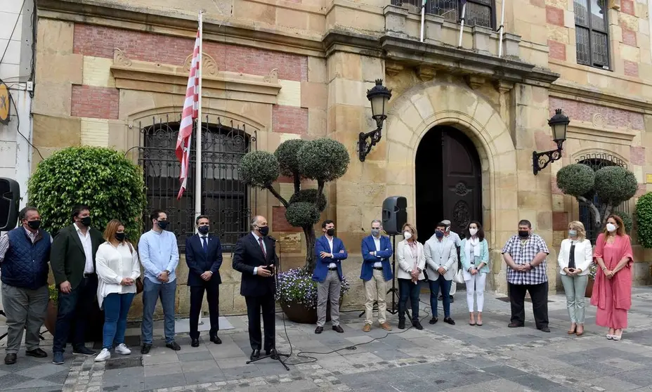 Bandera del Algeciras izada en el Ayuntamiento.