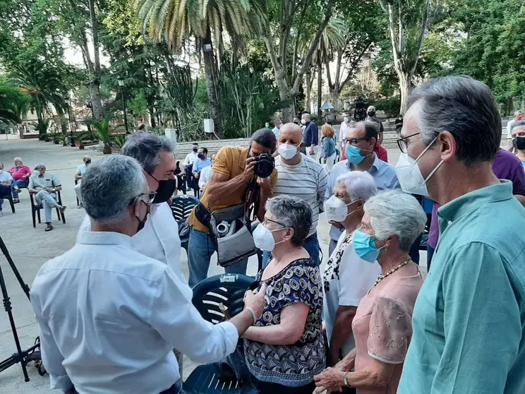 Juan Espadas saluda a la militancia socialista de Algeciras.