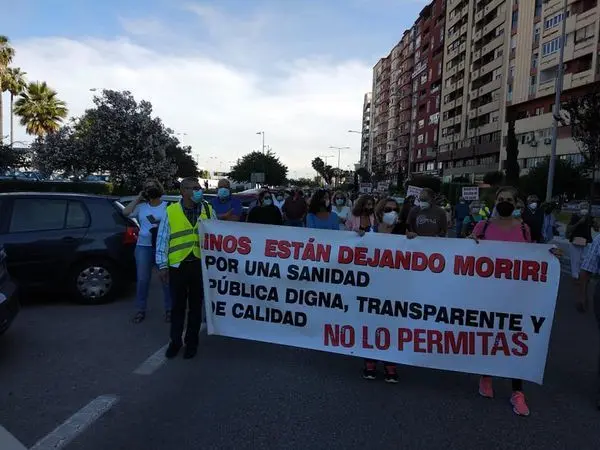 La comitiva, por el Paseo Mar&iacute;timo.