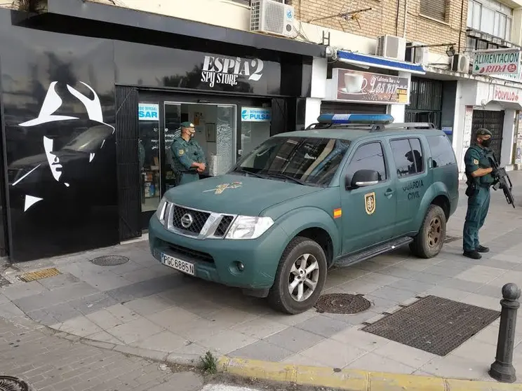 Agentes, en el registro a la tienda de El Esp&iacute;a.
