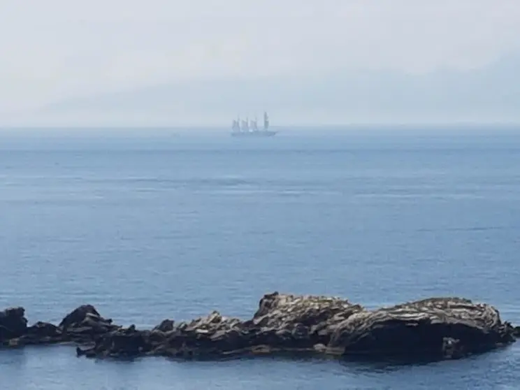 El 'Juan Sebasti&aacute;n Elcano', en la Bah&iacute;a de Algeciras.