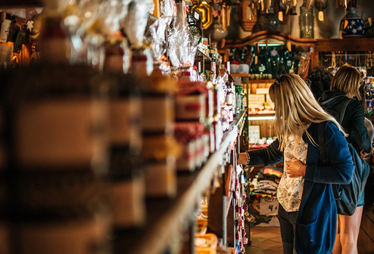 Mujer, en una tienda.