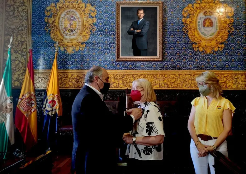 ENTREGA INSIGNIA POR ALCALDE A CARMEN FUENTES.