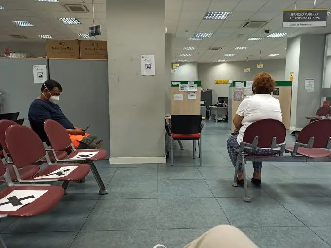 Usuarios en la oficina del SAE de Algeciras.