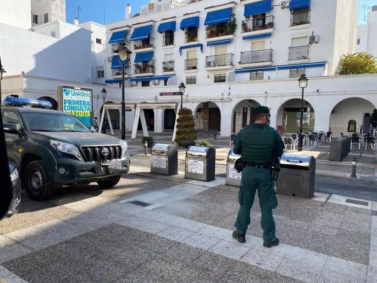 Agentes desplegados en la Plaza Neda de Algeciras.