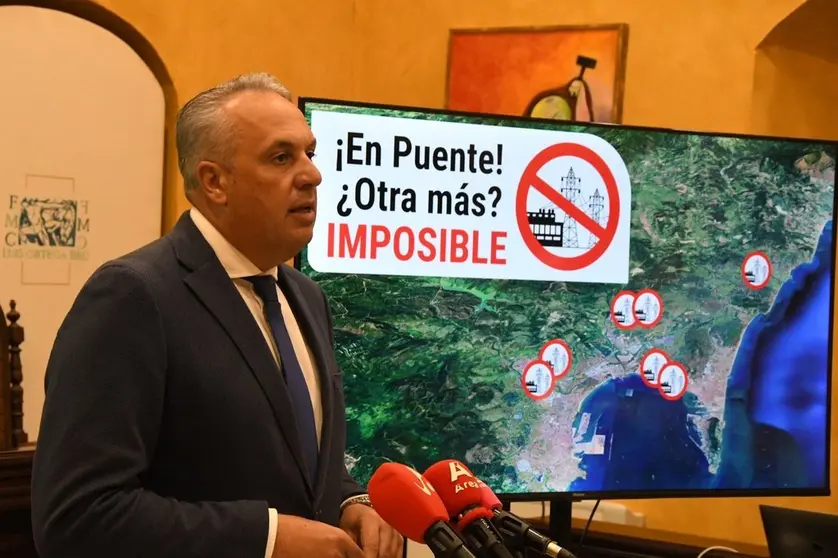 El alcalde de San Roque con el lema de la campa&ntilde;a que se opone a la nueva subestaci&oacute;n el&eacute;ctrica.