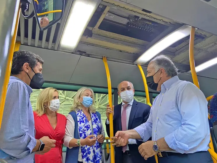 Autoridades, en un autob&uacute;s del Consorcio.