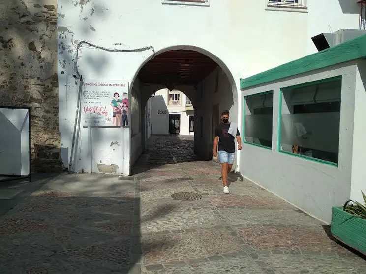 Un joven pasea por Tarifa.