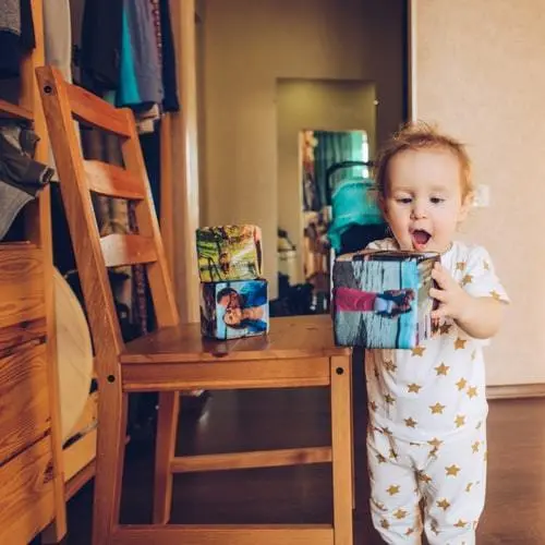 Un ni&ntilde;o jugando.