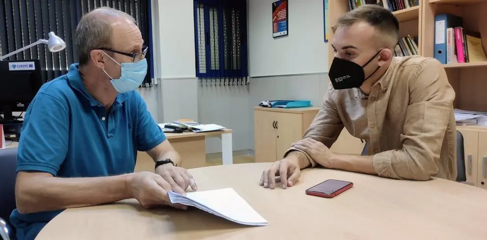 El responsable de la delegaci&oacute;n de Desarrollo Social de la Diputaci&oacute;n de C&aacute;diz, Daniel Moreno, durante la reuni&oacute;n con el director de Relaciones Institucionales del Campus Bah&iacute;a de Algeciras de la UCA, Jes&uacute;s Verd&uacute;.