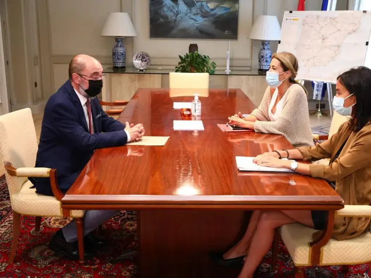 el-presidente-del-gobierno-de-aragon-junto-a-la-nueva-ministra-de-transportes