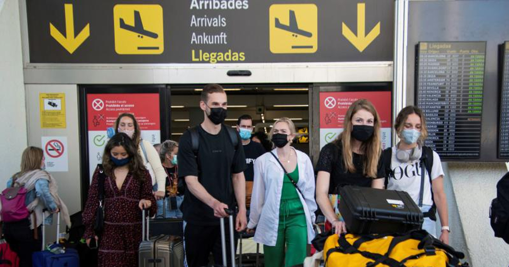 GRAF4883. PALMA DE MALLORCA (BALEARES), 07/06/2021.- Turistas llegan al aeropuerto de Son San Joan en Palma de Mallorca, esta ma&ntilde;ana. Espa&ntilde;a permite desde este lunes la entrada de viajeros que acrediten haber recibido la vacuna completa de la covid-19 y autoriza el atraque de los buques de cruceros internacionales, a punto de comenzar la temporada tur&iacute;stica veraniega, la m&aacute;s importante del a&ntilde;o. EFE/ Cati Cladera