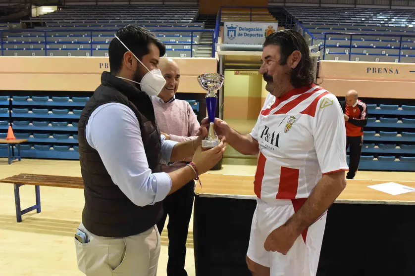 1-ENTREGA-TROFEO-DE-LA-TERCERA-EDAD.JPG_1515893856