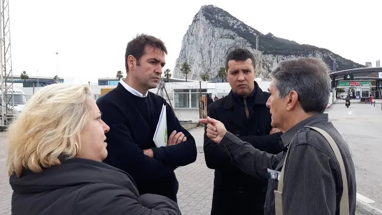 AxS&iacute;_ en La L&iacute;nea_ frontera Gibraltar_ con Uceda_ asociaci&oacute;n trabajadores (2)