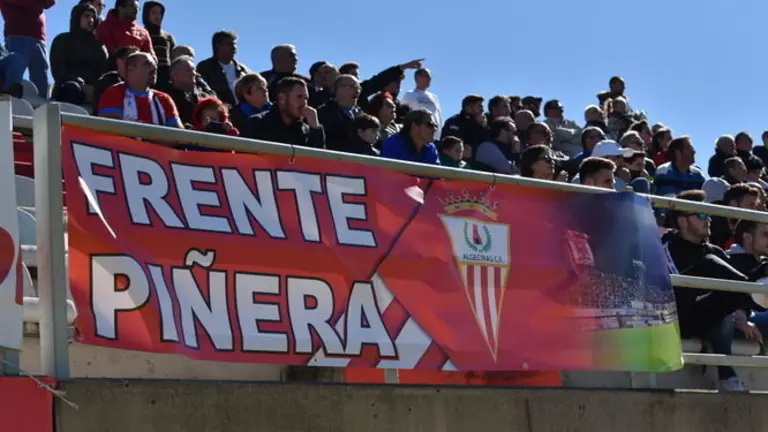Frente-Pinera-gradas-Nuevo-Mirador_1314778842_93050542_667x375