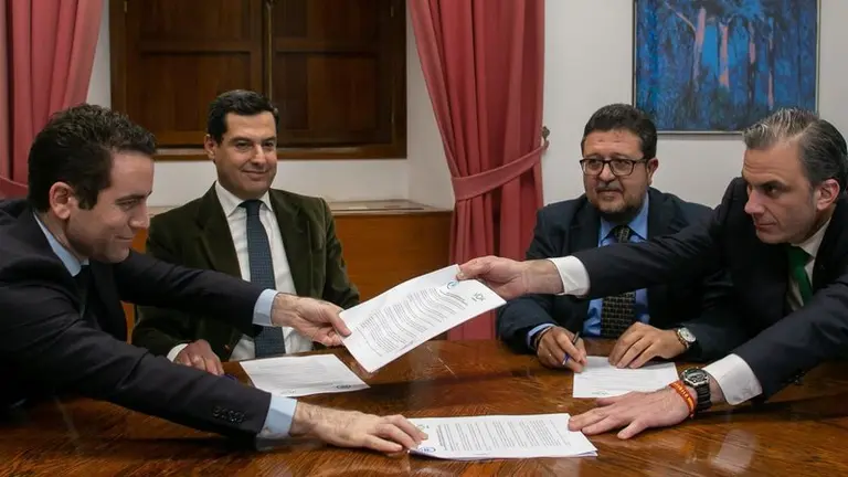 pp-y-vox-firman-su-acuerdo-para-andaluci-a