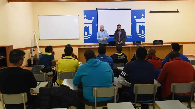 PRESENTACI�_N EN LA SALA POLIVALENTE DEL NUEVO CURSO DE ENTRENADOR DE F�sTBOL NIVEL II