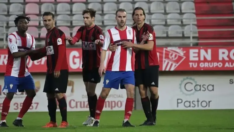 Borja-Vicent-sujetado-Checa-Algeciras-Gerena_1317178824_93329615_667x375