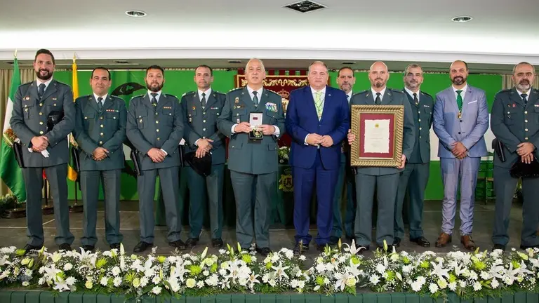ENTREGA MEDALLA ORO LOS BARRIOS