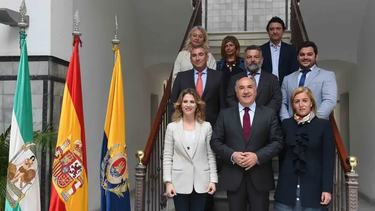 1-ESCALERA AYTO FOTO DELEGADOS TERRITORIALES JUNTA